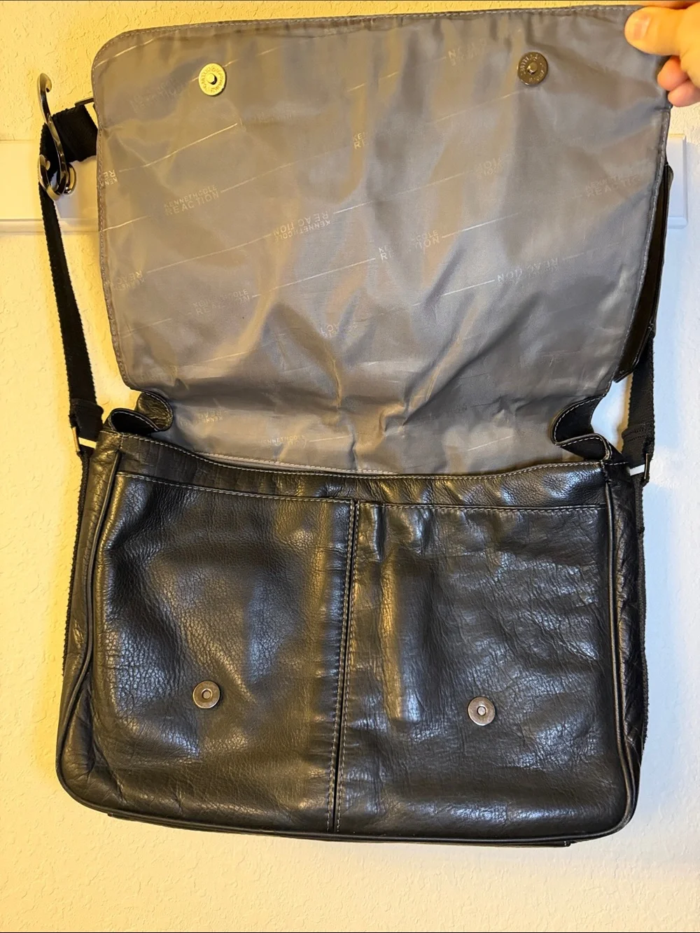 Kenneth Cole Reaction Black Leather Messenger Bag with Adjustable Strap